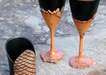 Vinglas og armband. Foto: ukjent